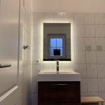 Badezimmer unten mit neuem Waschtisch und LED Spiegel