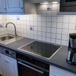 Renovierte Küche mit neuen Elektrogeräten im Ferienhaus Deichschaf an der Nordsee