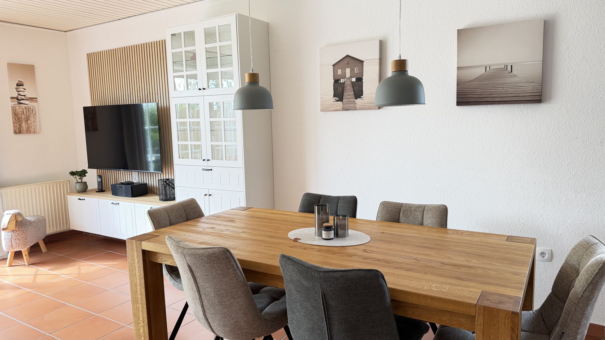 Esszimmer mit Vitrine und Fernsehschrank