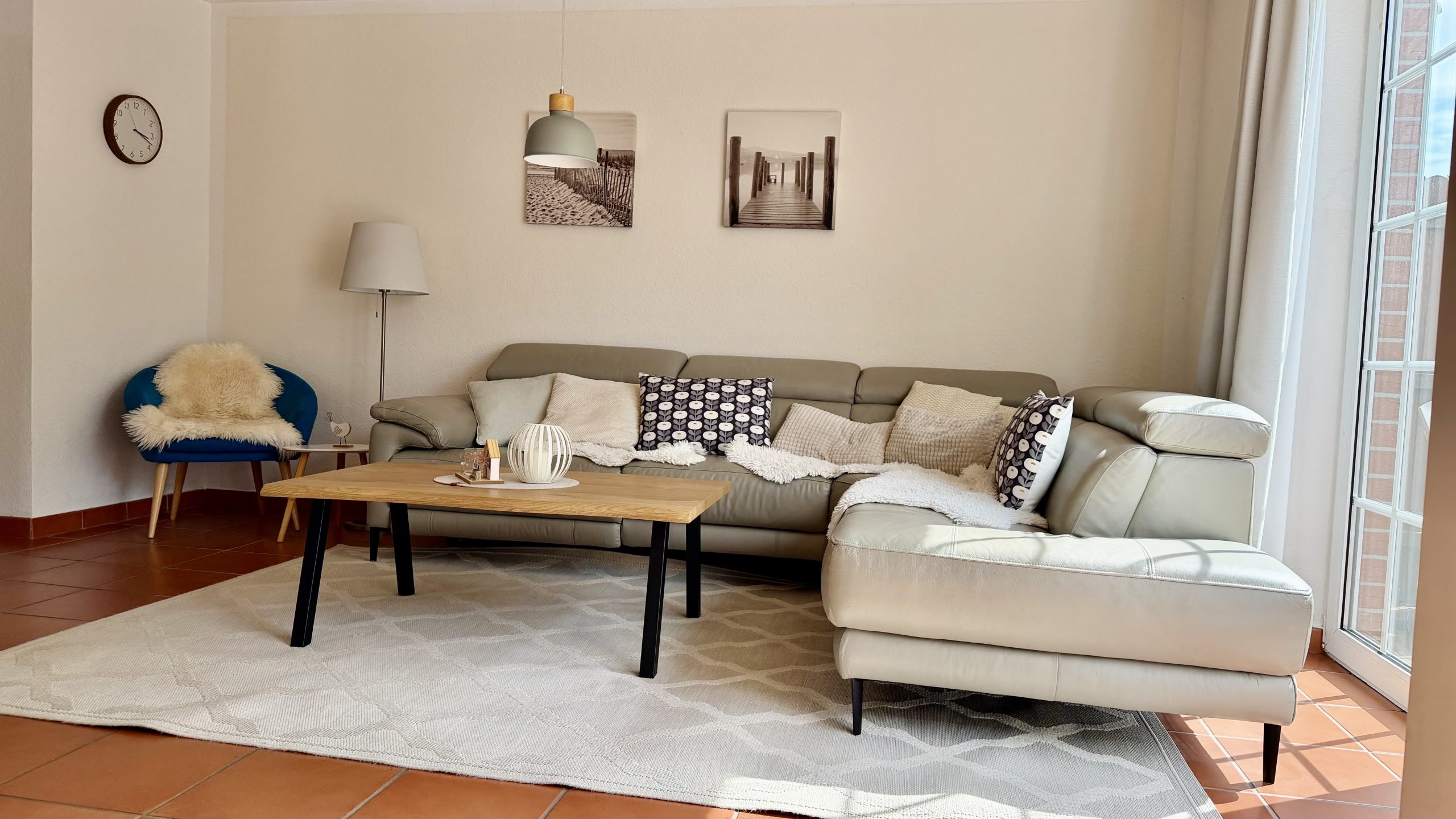 Couch im Wohnzimmer mit Tisch